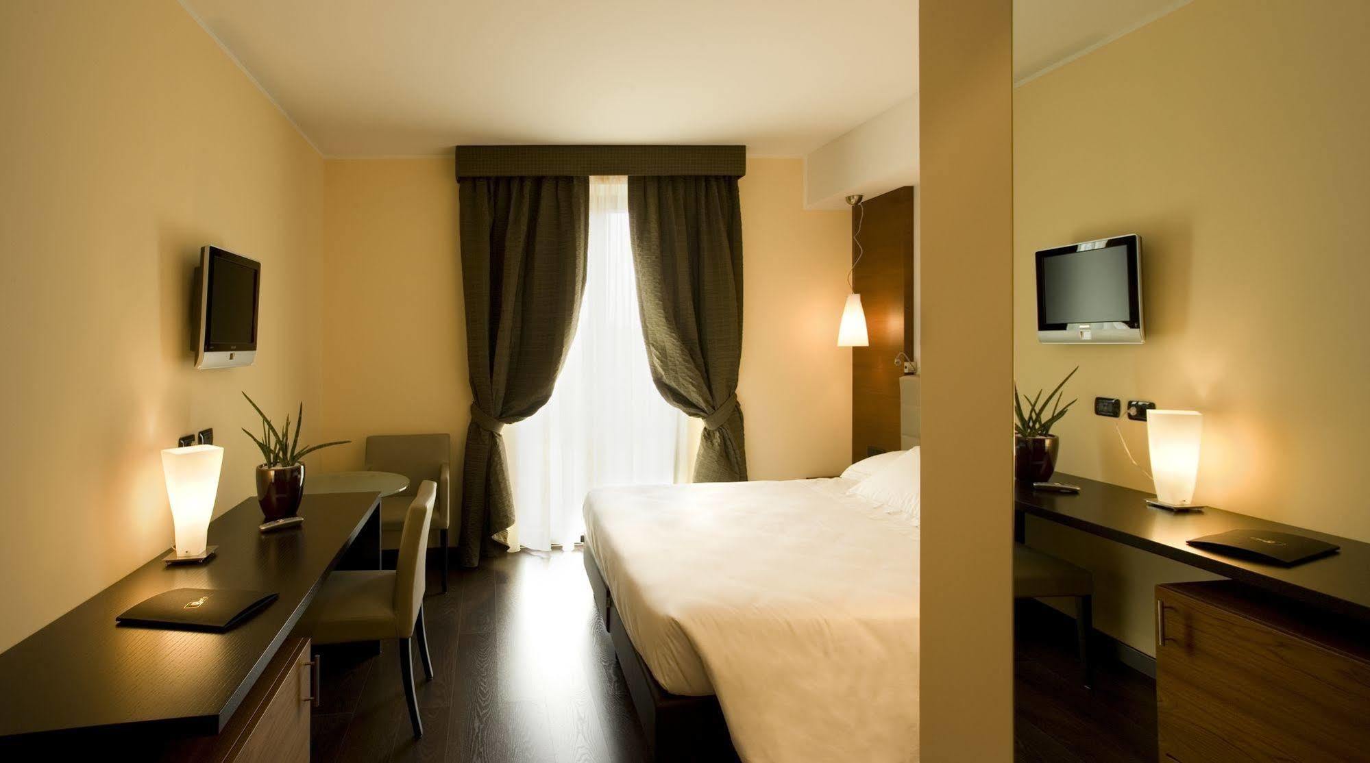 Red's Redaelli Hotel Barzanò Esterno foto